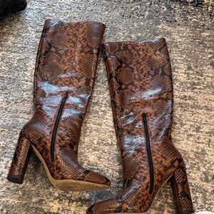 Villa Rouge Elegant Knee Snakeskin Boots